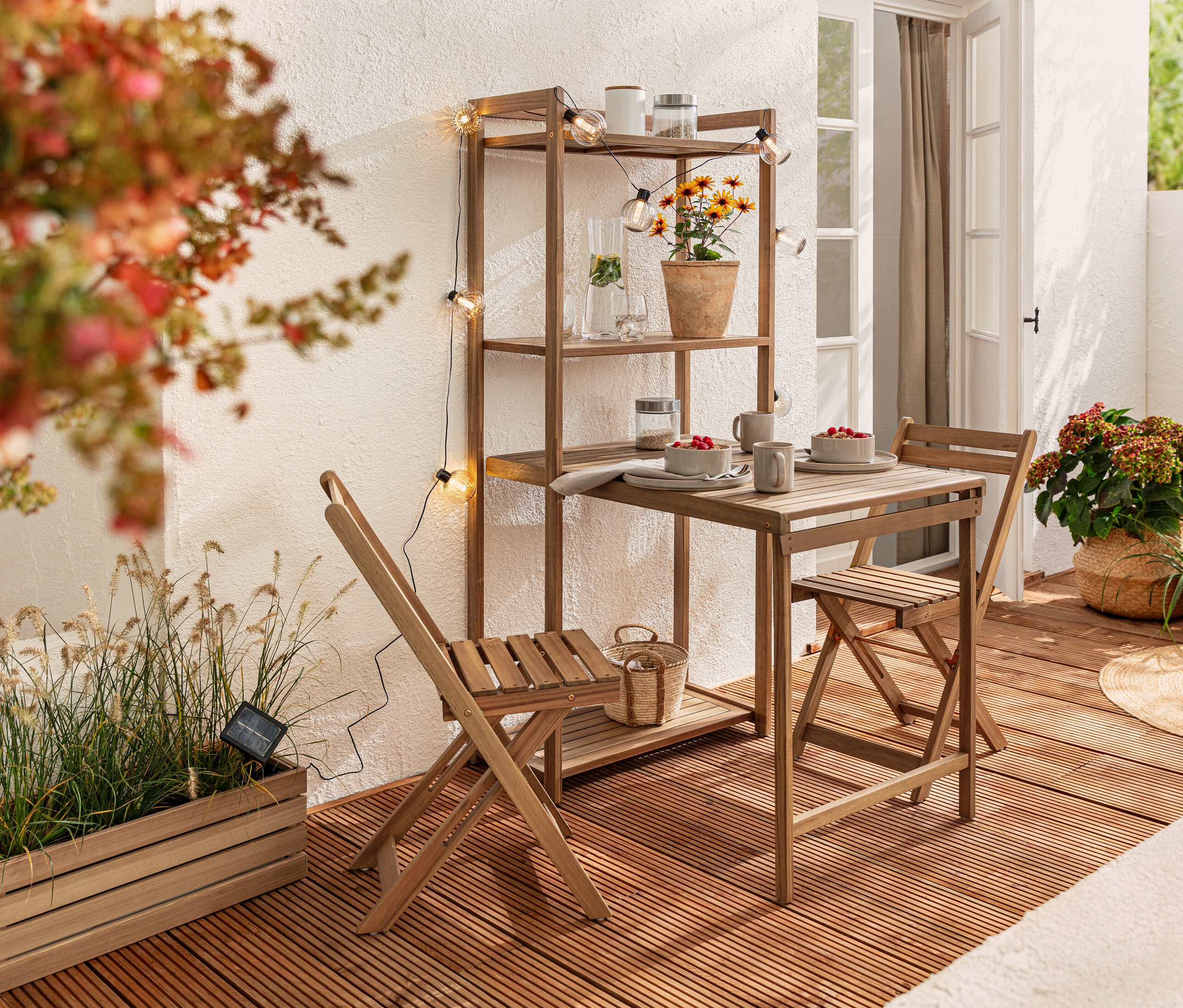 »Lenja« polcos étkezőbútor erkélyre és szolár fényfüzér, hornyos golyók egy erkélyen.