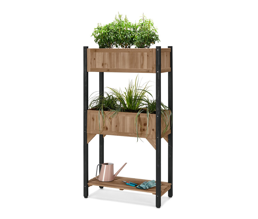 Háromszintes Növénytartó állvány, Elin növényekkel, locsolókannával, metszőollóval és kesztyűvel.