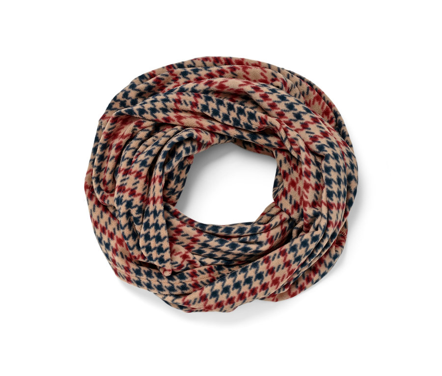 Egy kockás női polár csősál kör alakúra van tekerve.