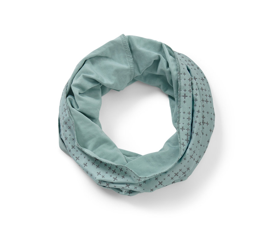 Egy kék, kör alakúra tekert multifunkcionális kendő.