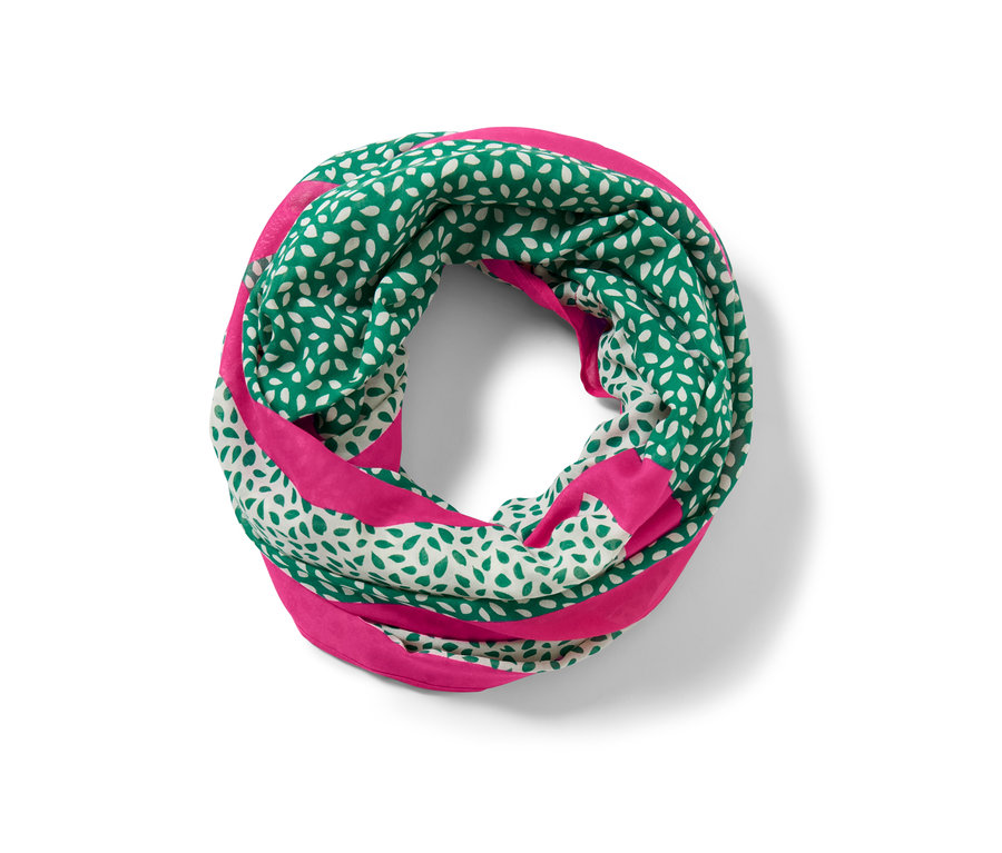 Egy nyomott mintás körsál zöld és fehér színben, rózsaszín csíkokkal.