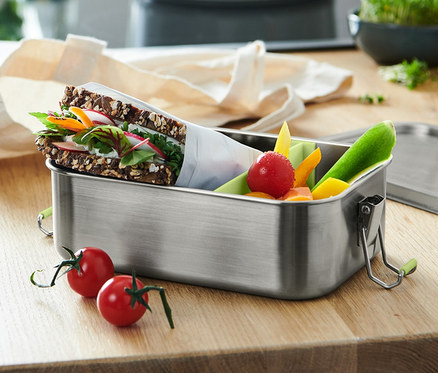 Szendvics az asztalon lévő nemesacél ételhordó dobozban.