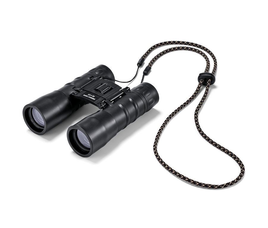 Fekete »12x32« zsebtávcső zsinórral fehér háttér előtt.