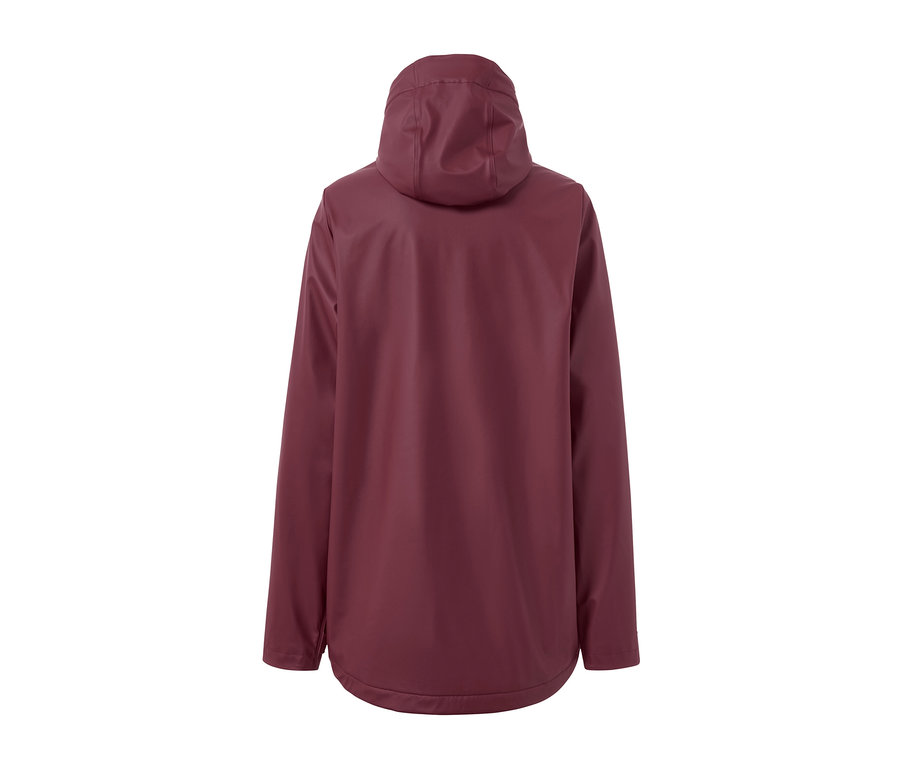 Hátulnézet egy bordó, polárbéléses női parka esőkabátról.