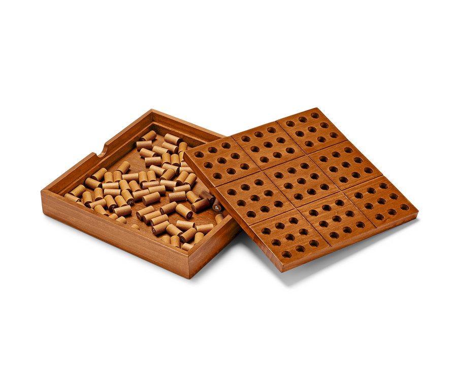 Fa Sudoku játék pöckökkel egy dobozban.