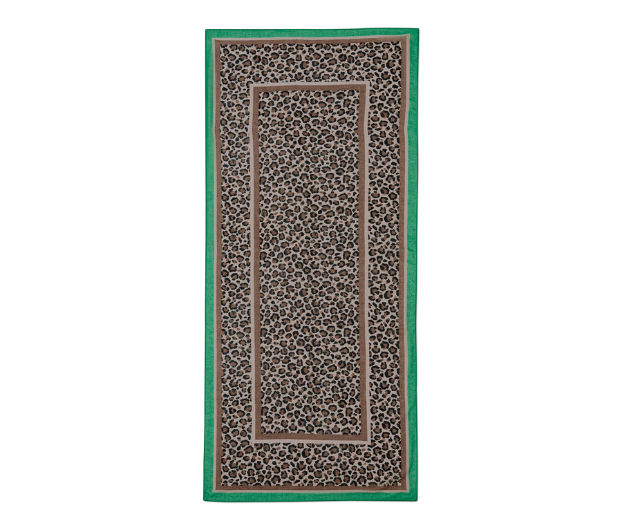 Egy női szövött sál leopárdmintával, barna szegéllyel és zöld peremmel.