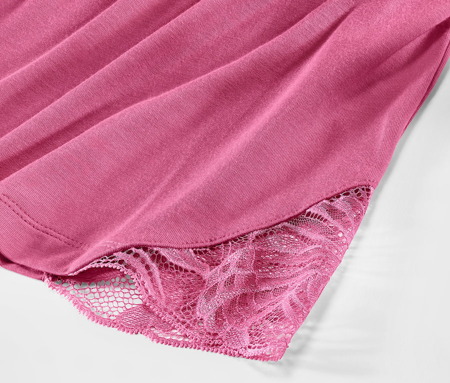 Rózsaszín, rövidnadrágos pizsama csipkés részlete.