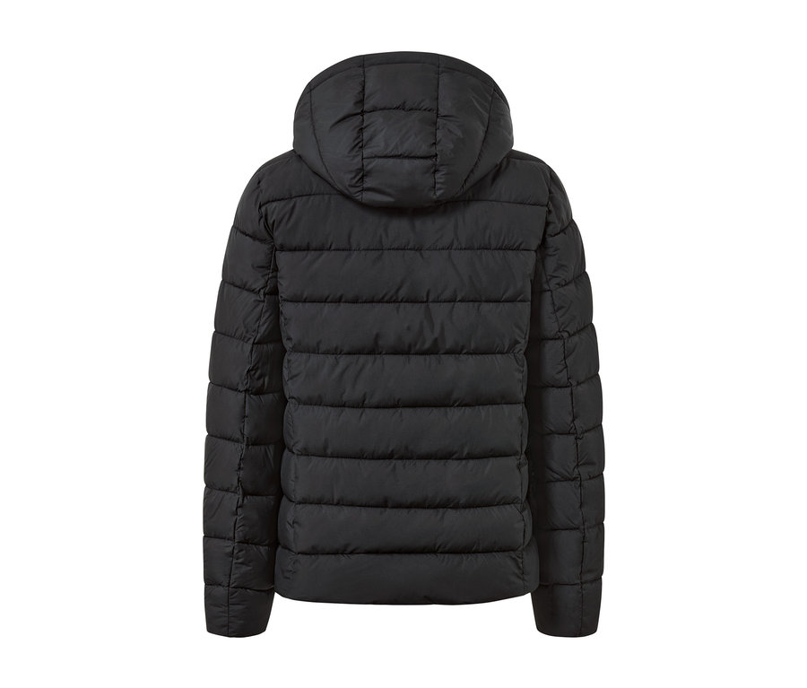 Fekete, kapucnis steppelt kabát.