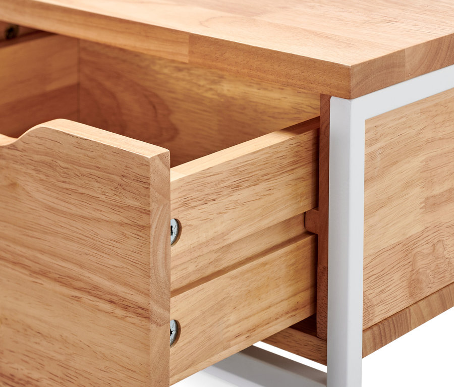 A cipőspolc részlete, fiókokkal, az egyik fiók nyitva.