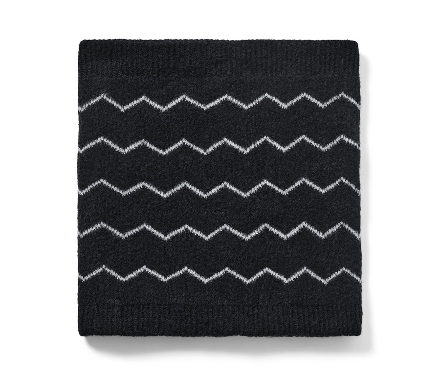 Fekete kötött csősál fehér cikkcakk mintával.