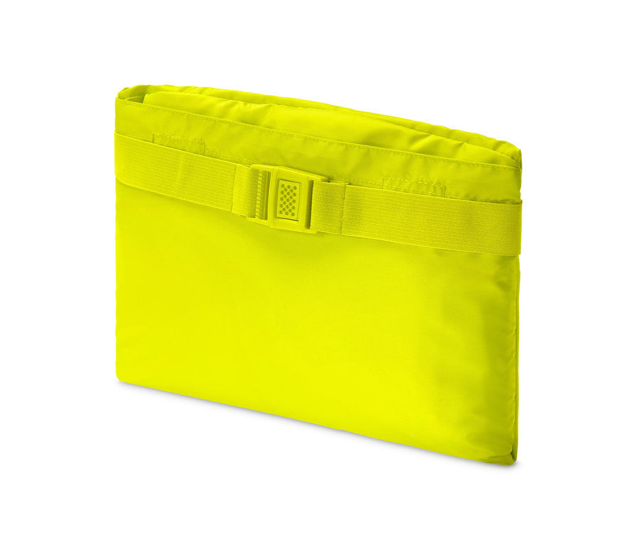 Összehajtott sárga unisex poncsó esőkabát pánttal.