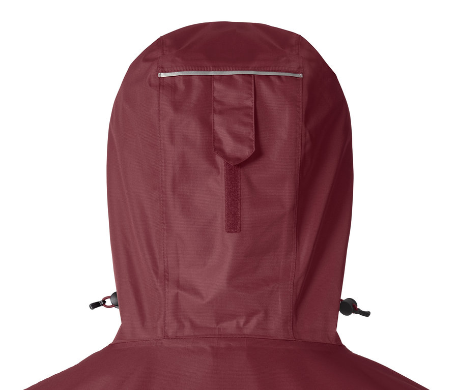 Egy bordó unisex esőkabát kapucnijának részlete.