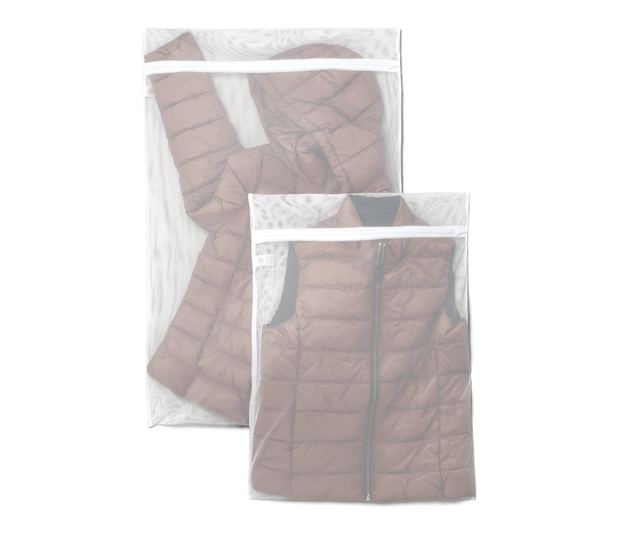 Két XL-es mosóháló, bennük egy barna színű pehelykabát és mellény.