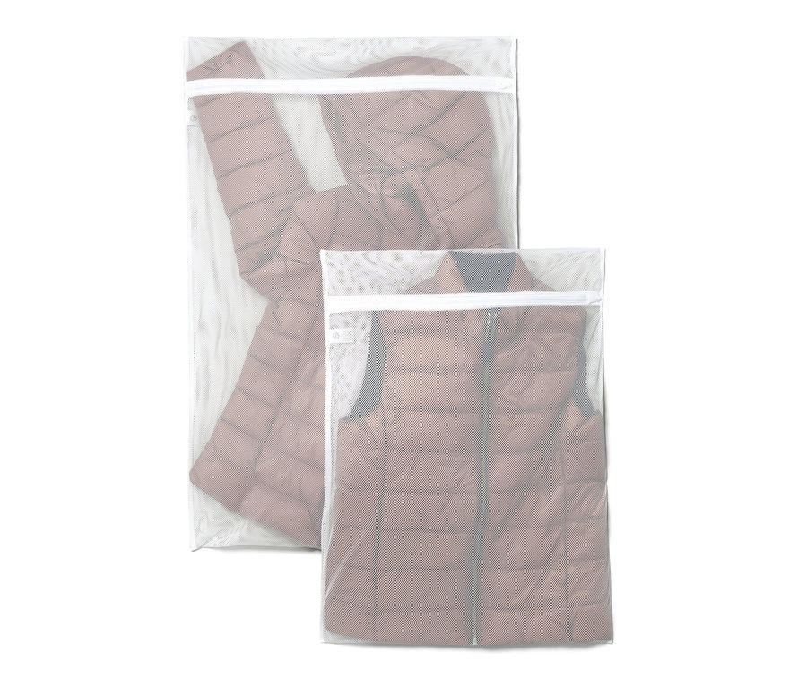 Két XL-es mosóháló, bennük egy barna színű pehelykabát és mellény.