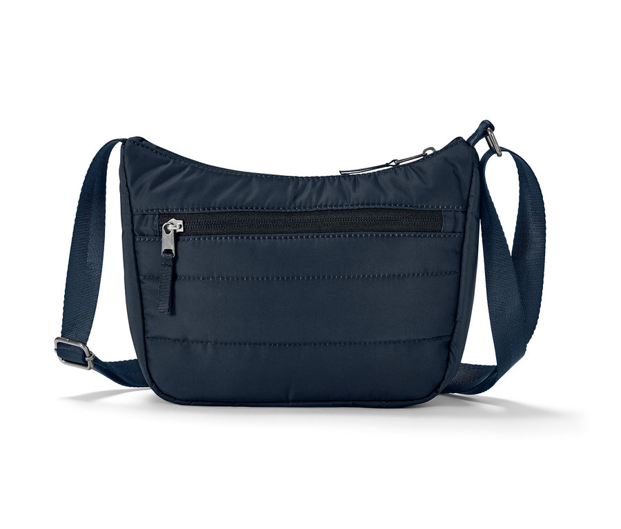 Egy kék női steppelt oldaltáska fekszik fehér háttéren.