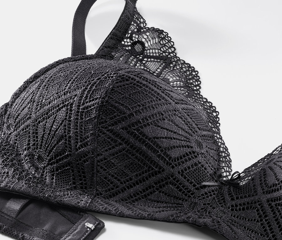 A fekete, puha kosaras melltartó részlete.