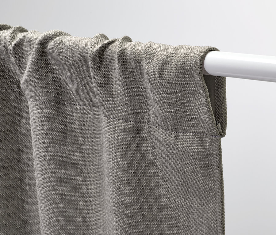 Két szürke sötétítőfüggöny lóg egy fehér rúdon.