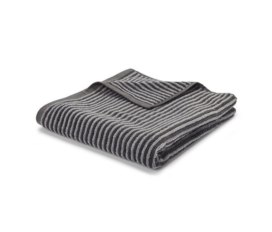 Összehajtott fürdőlepedő.