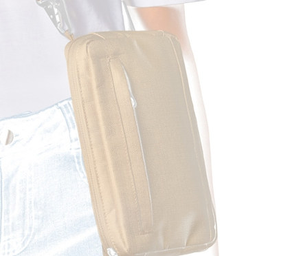 Nő biztonsági oldal- és övtáskával.