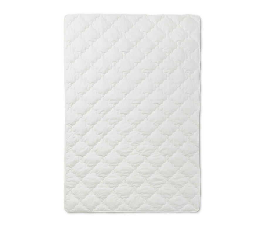 Közelkép egy fehér irisette® greenline steppelt nyári paplanról.