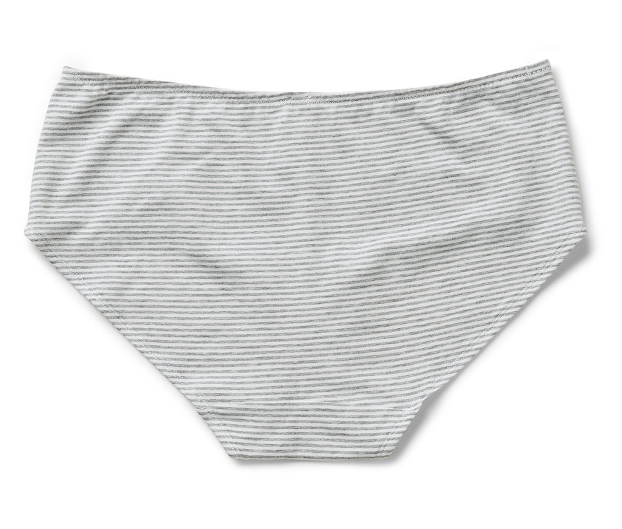 Egy halvány szürke és fehér csíkos alsónemű fekszik egy fehér háttéren.