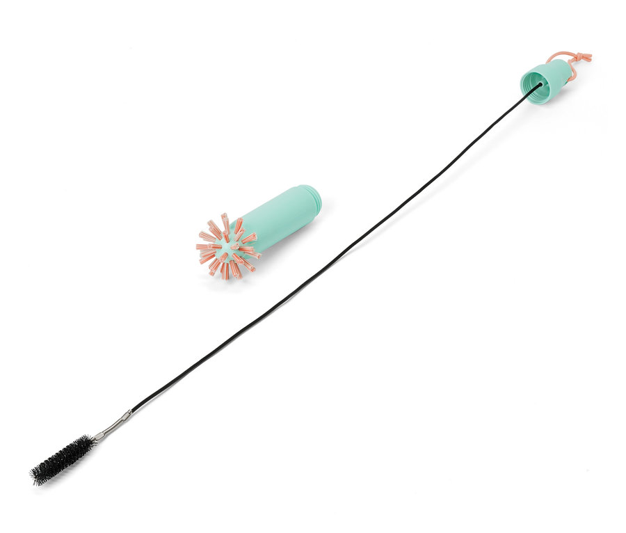 Egy 2 az 1-ben lefolyótisztító kefe fehér háttérrel.