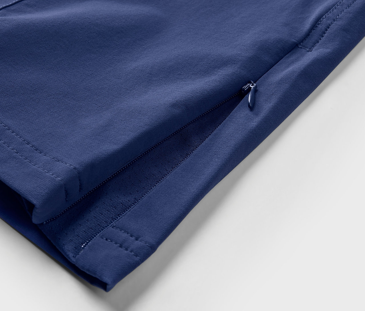 Egy softshell túranadrág részlete.