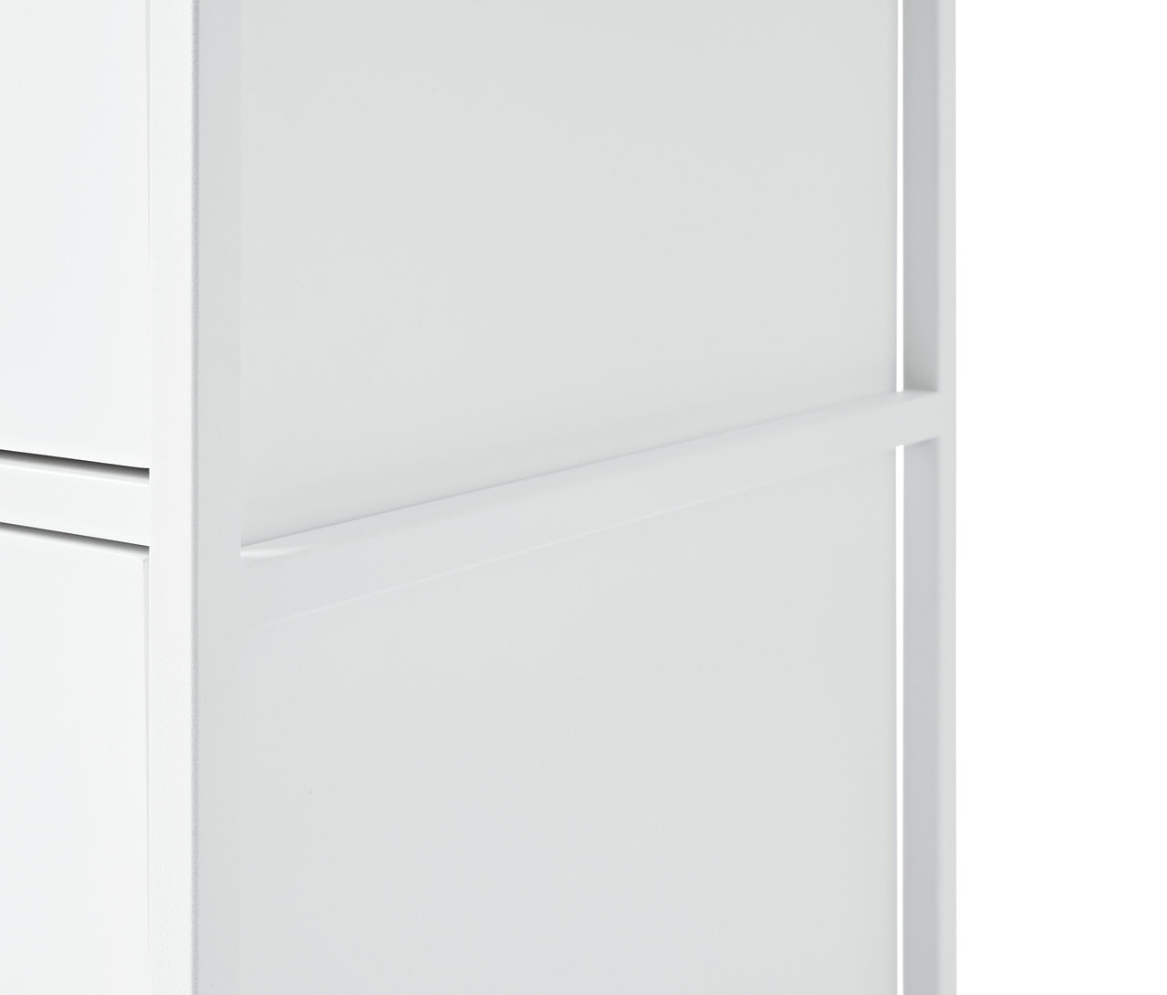 Egy fehér »KLAAR« komód részlete 4 fiókkal.