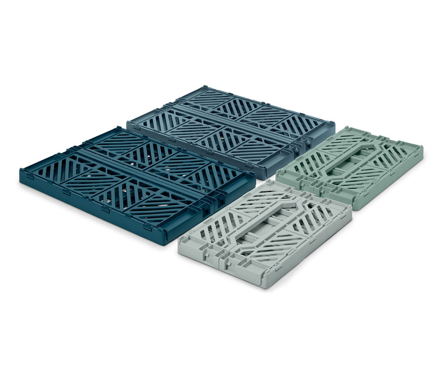 Négy összecsukható szállítóláda, kettő kék és kettő szürke, fehér háttéren.