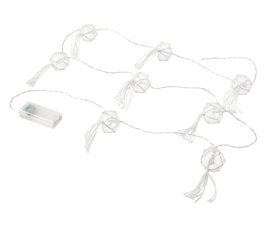 Egy LED gömbös fényfüzér fehér háttérrel.