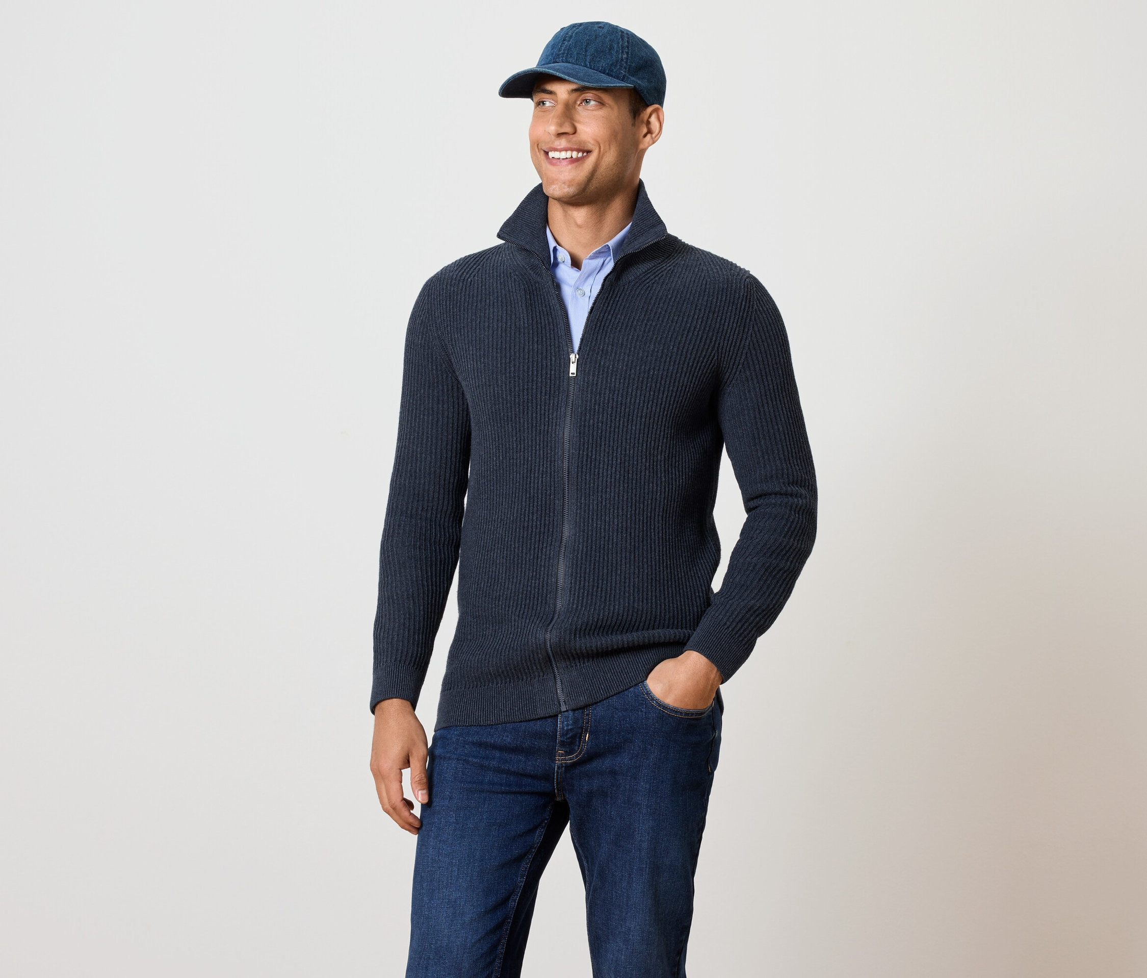 Férfi melírozott tengerészkék kötött kardigánt visel.