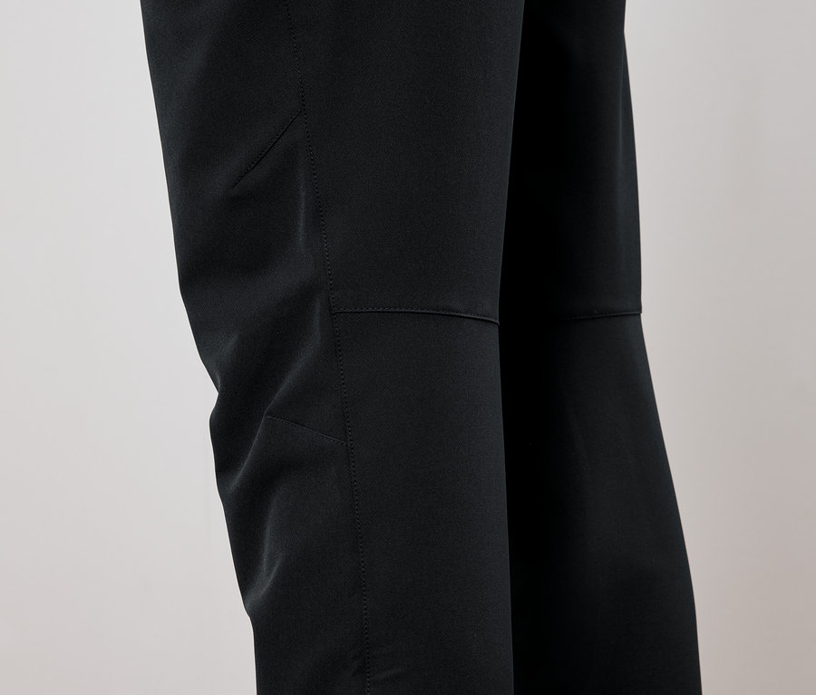 Fekete nadrág részlete térdfoltokkal.