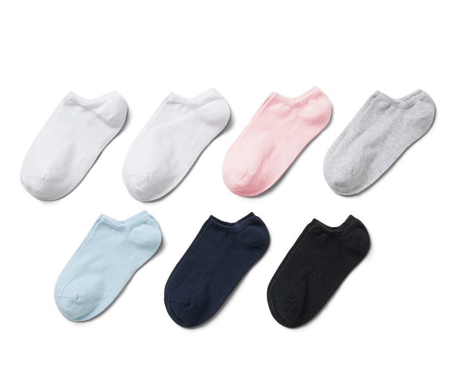 Hét pár különböző színű férfi bokazokni fehér alapon.