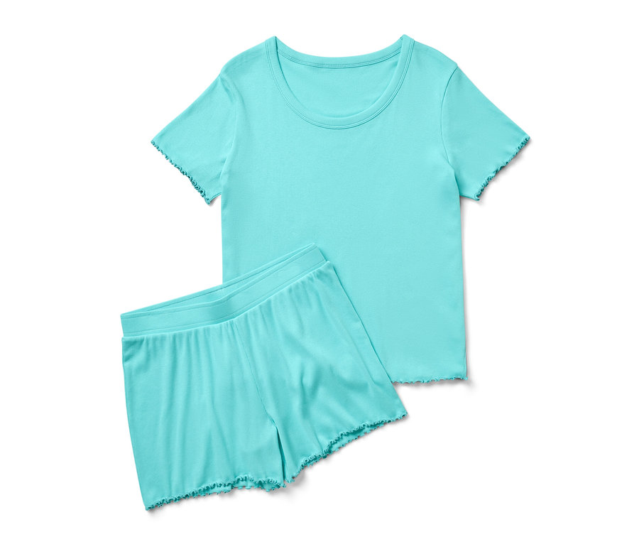 Egy türkizkék, rövidnadrágos pizsama bordázott anyagból egy fehér háttér előtt.