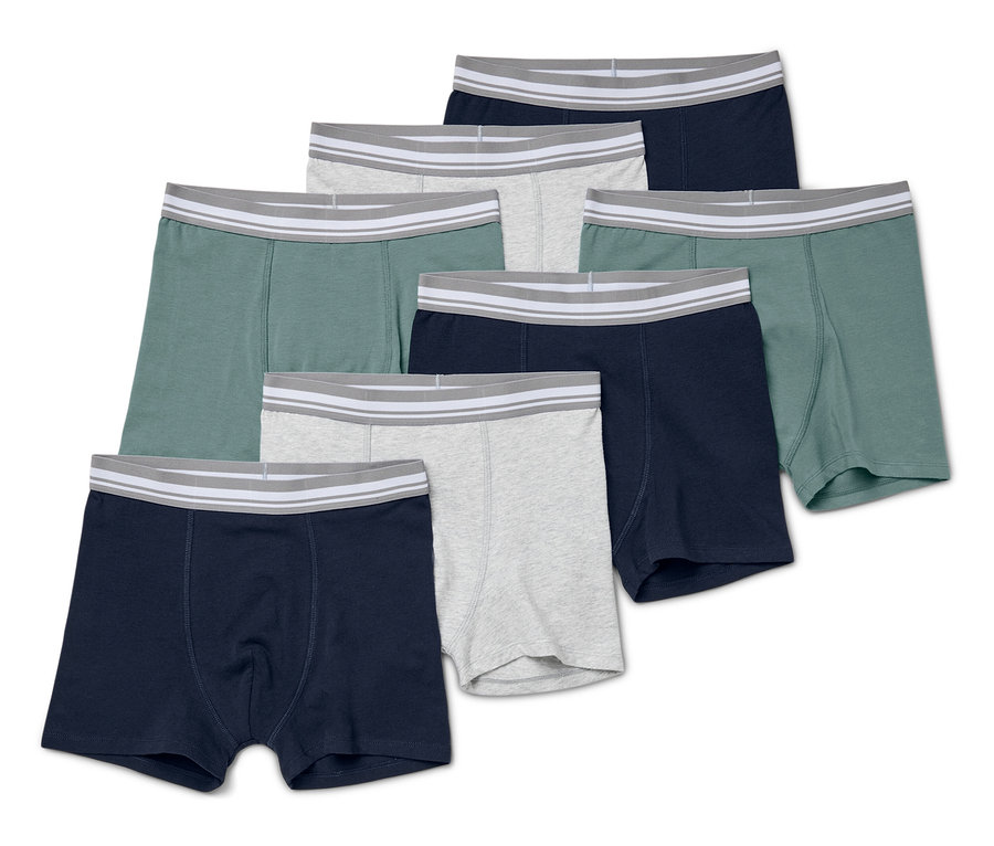 Hét különböző színű gyerek boxeralsó fekszik egy fehér háttéren.