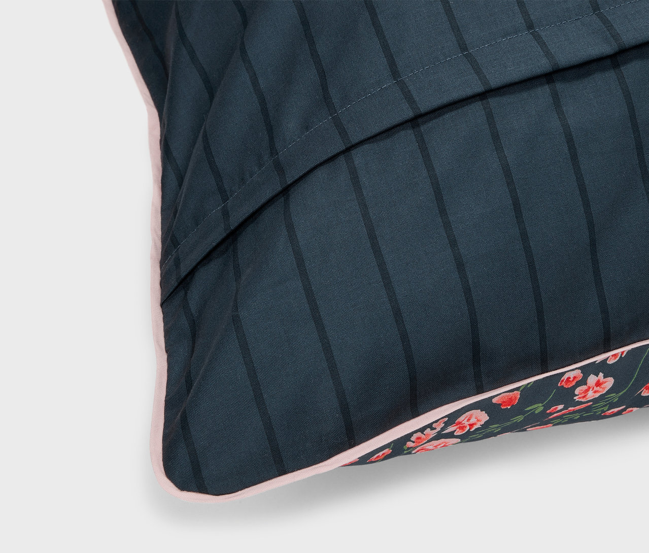 Egy standard méretű, csíkos és virágmintás renforcé ágynemű részlete.