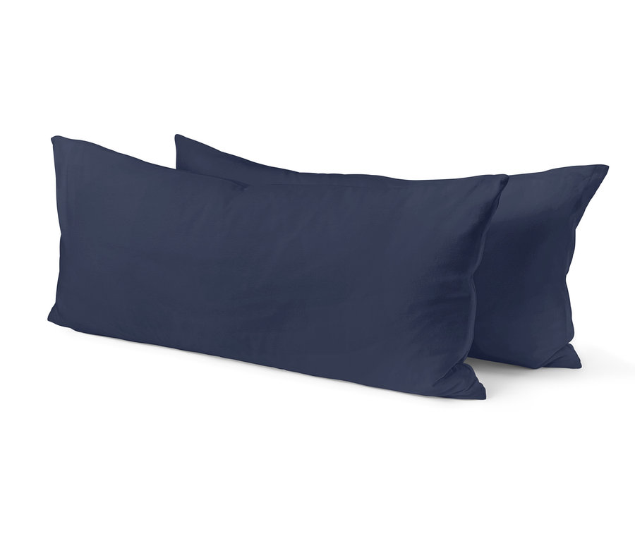Két sötétkék párna fehér háttérrel.