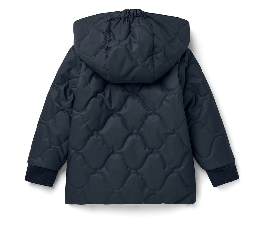 Egy sötétkék, steppelt, kapucnis kabát hátulnézetének részlete.