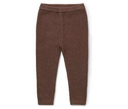 Barna kötött leggings fehér háttérrel.