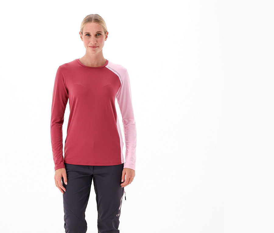 Egy nő bogyószínű CMP hosszú ujjú inget visel.