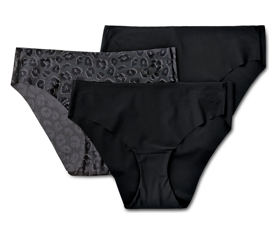 Három pár női alsónemű. Kettő fekete, egy állatmintás.