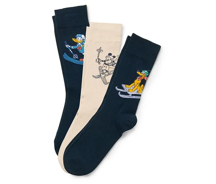 Három zokni: sötétkék Donald kacsával síléccel, bézs színű Mickey egérrel síléccel és sötétkék Pluto-val egy szánon.