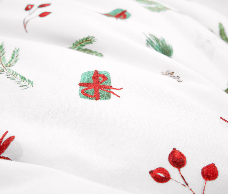 Karácsonyi mintás szövet részlete, zöld ágak és piros bogyók.