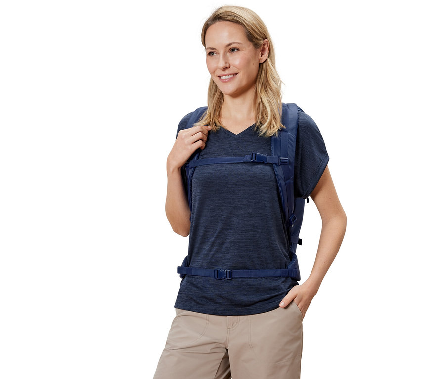 Nő visel egy túrahátizsákot.