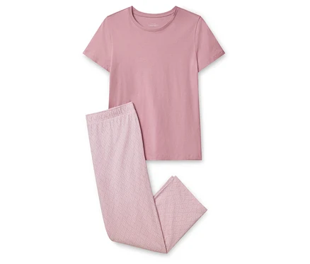 Rózsaszín pizsama szett, amely egy pólóból és egy levélmintás nadrágból áll.