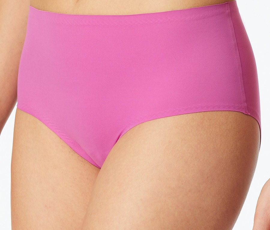 Közeli kép egy rózsaszín alsóneműt viselő nőről.
