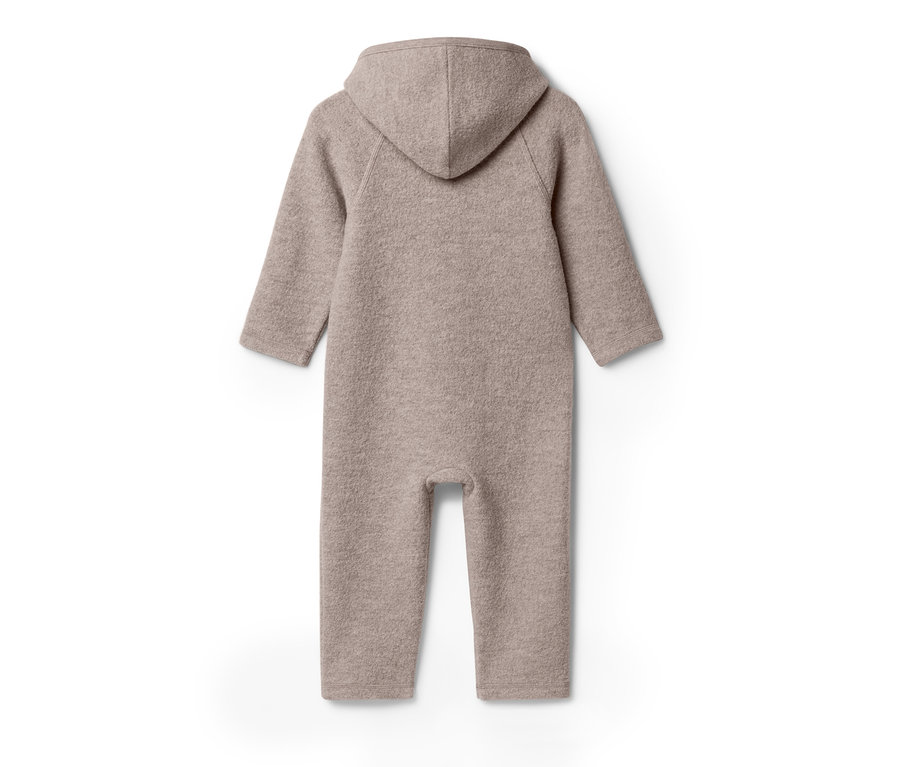 Bezsínű gyapjú overál kapucnival, hátulról fényképezve.