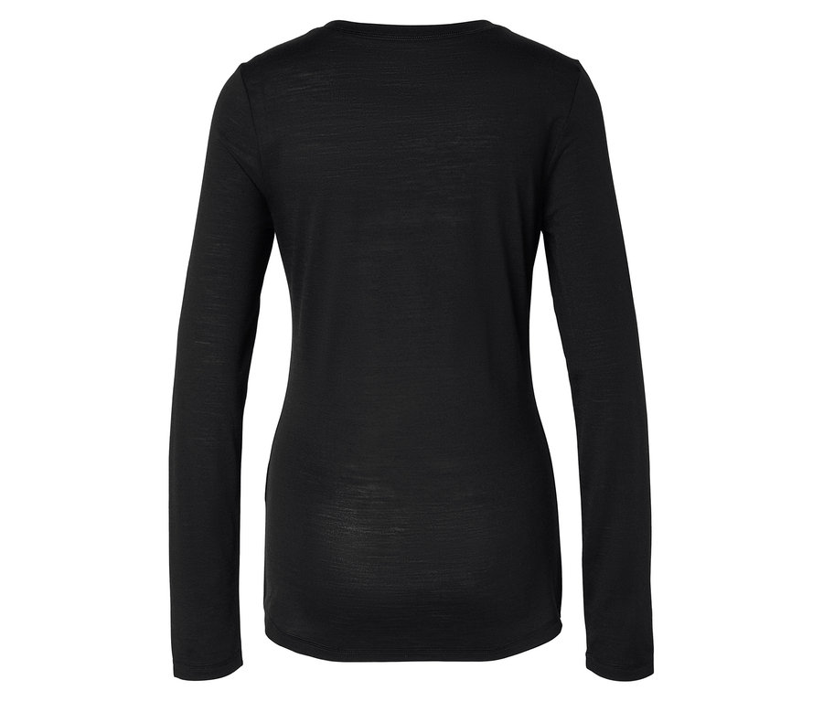 Hátulnézet egy fekete, hosszú ujjú felsőről.