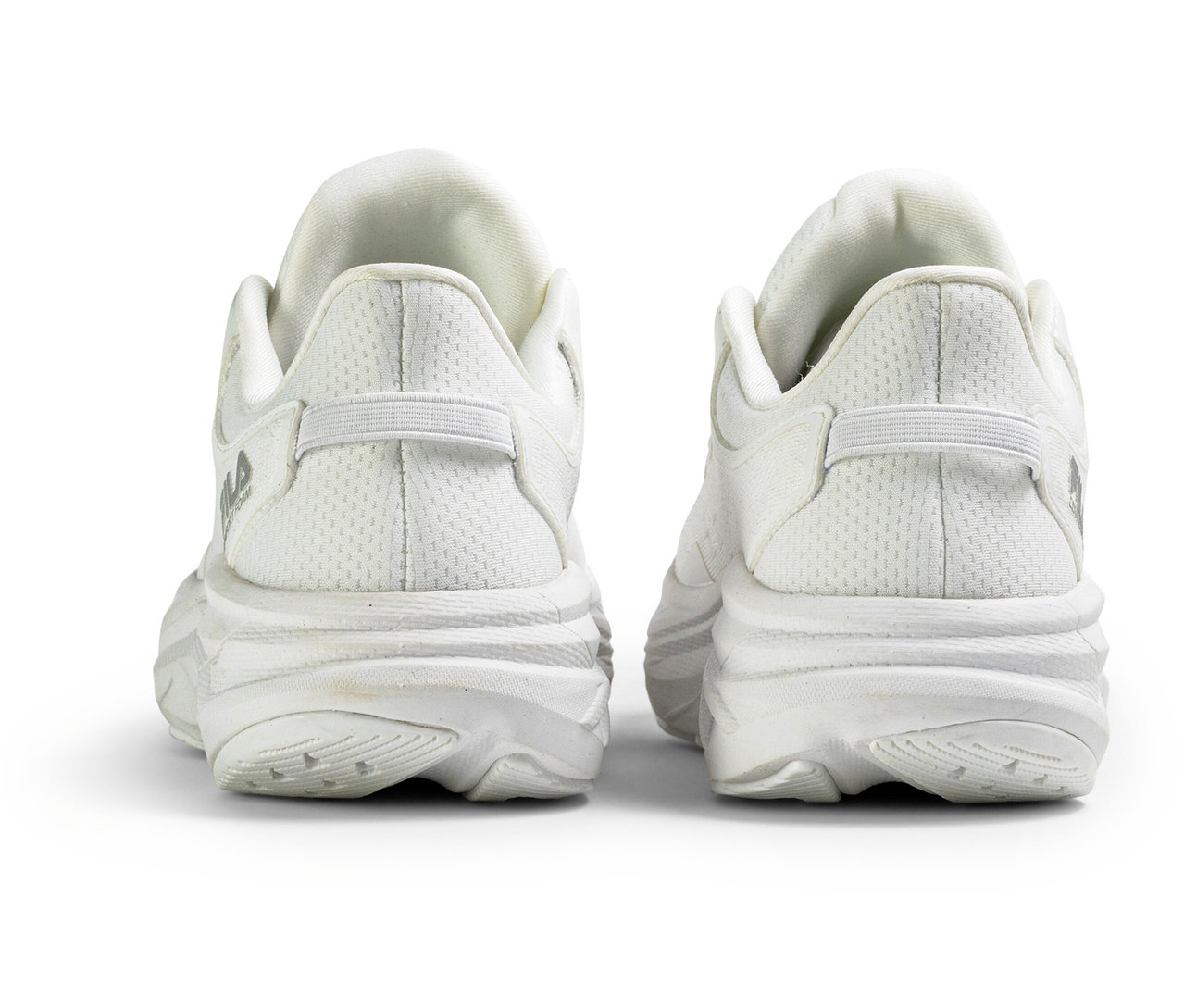 Két fehér FILA Retron női tornacipő hátulnézete.