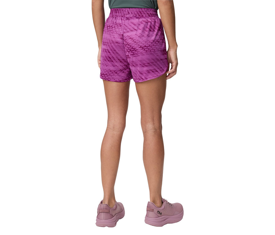 Közeli kép egy lila rövidnadrágot és hozzáillő sportcipőt viselő nő hátuljáról.